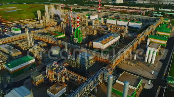 煤气和炼油厂的烟囱塔视频的预览图