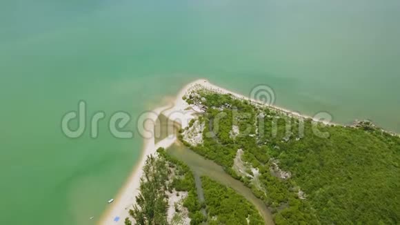 鸟瞰绿岛和大海从飞行无人机在热带岛屿和沙海海岸的美丽景色景观视频的预览图