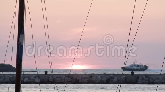 水上出租车载着人们穿过海湾地平线上美丽的日出海景视频的预览图