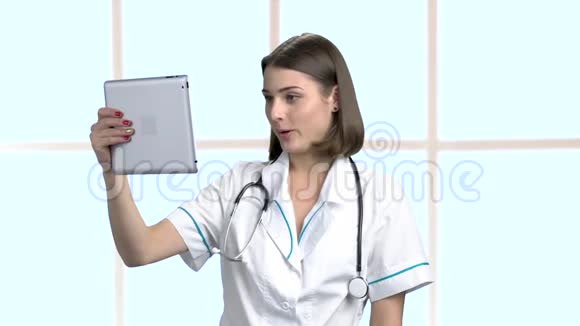 女医生通过互联网交谈视频的预览图