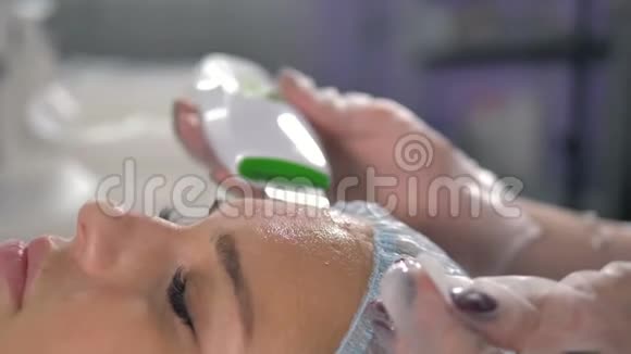 面部皮肤机械处理工艺的特写视频的预览图