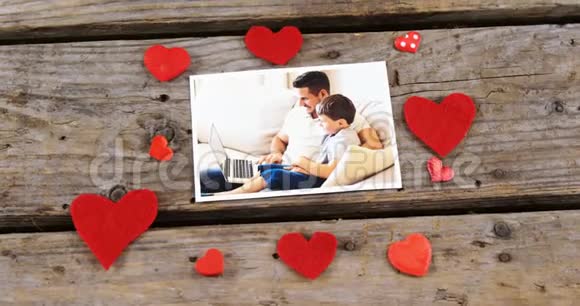 红色的心和木板上的照片视频的预览图