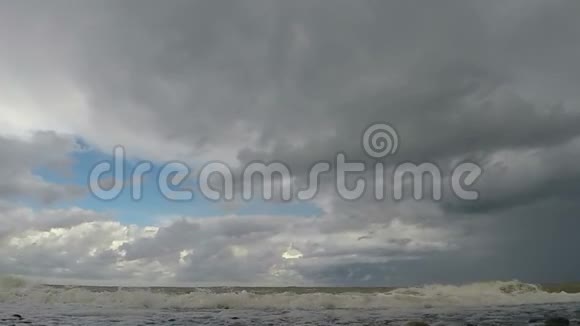 沙质海岸的风暴潮预示着麻烦和恶劣天气视频的预览图