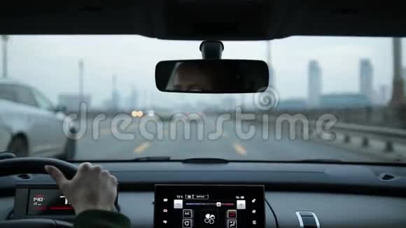 白天开车过桥的女人视频的预览图