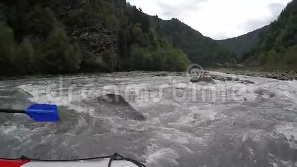在通往胜利的路上有经验的椽子绕过了山河的障碍视频的预览图