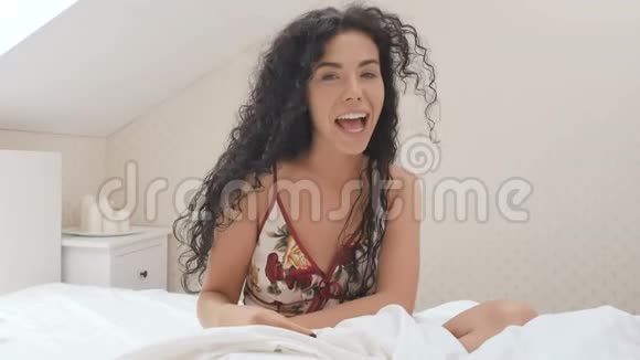 美丽的黑发傻瓜在床上视频的预览图