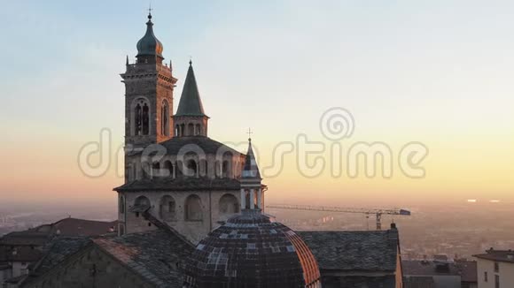 贝加莫意大利古老的城镇日落时观赏圣玛丽亚马吉奥尔大教堂的空中景色在波普莱的背景下视频的预览图