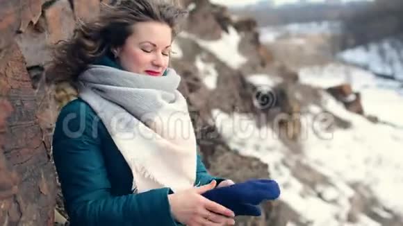 城郊山中冬日飘逸的姑娘视频的预览图