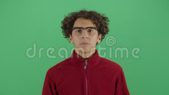 成年男子移除眼睛眼镜视频的预览图