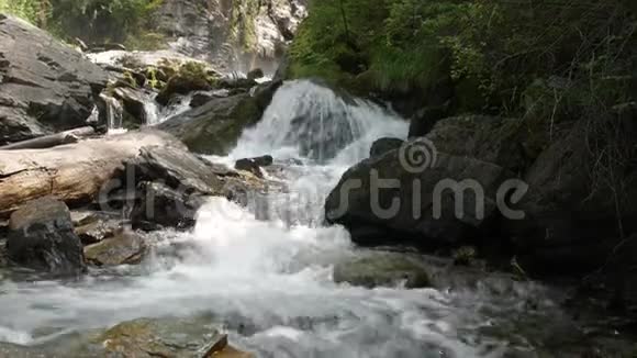 瀑布巨大的巨石之间的水流干净清澈的山河4k视频的预览图