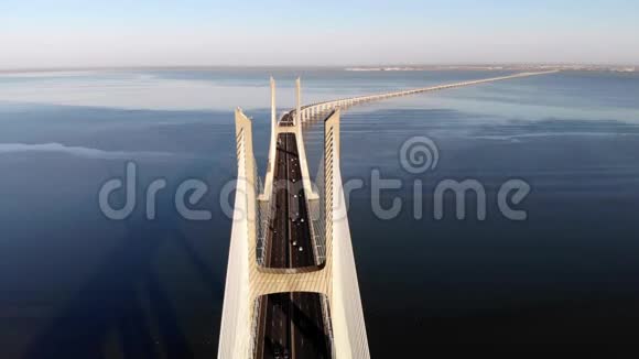 在葡萄牙里斯本日落时VascodaGama桥上的交通鸟瞰图A视频的预览图