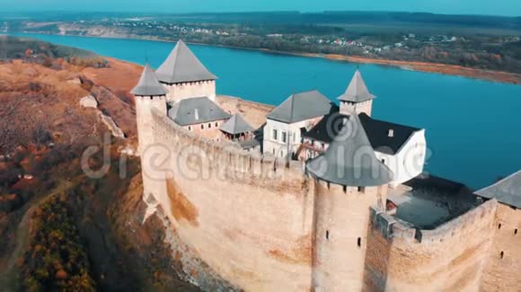 河附近老堡和田的全景霍廷堡中世纪城堡在黄色的秋山乌克兰视频的预览图