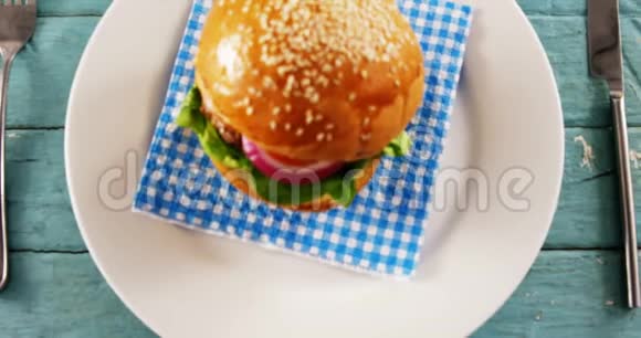 汉堡包在盘子里上桌视频的预览图