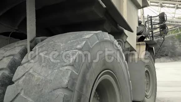 巨大卡车的车轮和底盘采石和砾石开采用卡车视频的预览图