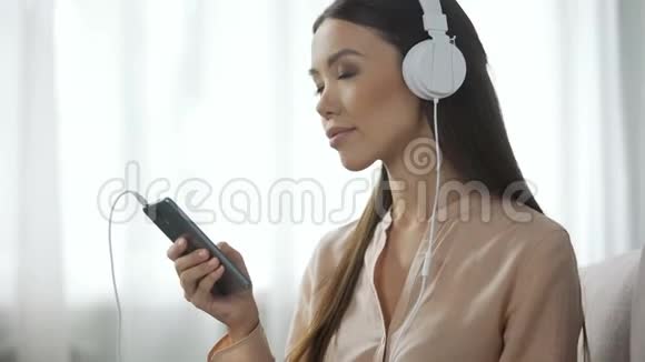 吸引女性用耳机听音乐喜欢电台享受视频的预览图