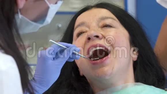 牙医检查女人牙齿视频的预览图