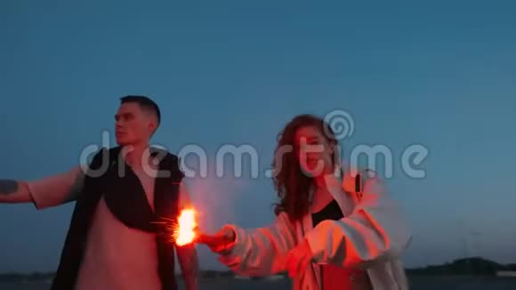 年轻的男人和女孩抱着火城市时尚理念视频的预览图