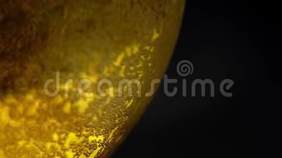 黄色啤酒近距离射击在玻璃中加入气泡和泡沫的啤酒视频的预览图