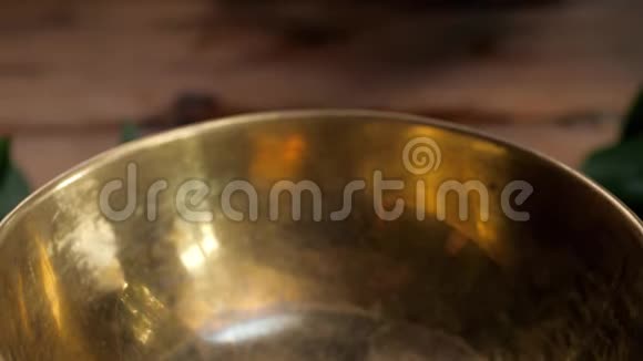 女性手倒白褐米特写特写在烹饪慢动作前将女性倒在金属碗里视频的预览图
