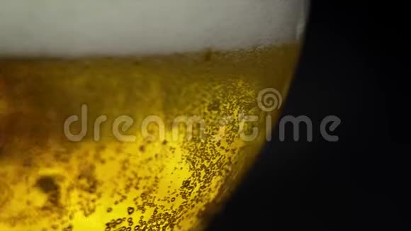 黄色啤酒近距离射击在玻璃中加入气泡和泡沫的啤酒视频的预览图