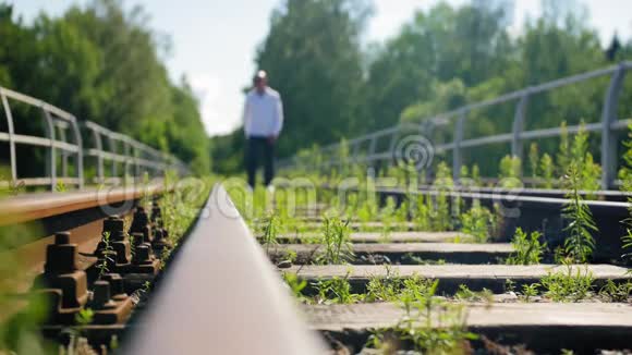 一个从远处走在废弃的铁路桥上的人全垒打视频的预览图