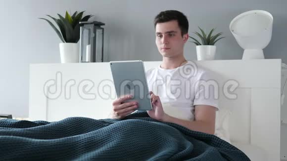 床上男子在线视频聊天视频的预览图