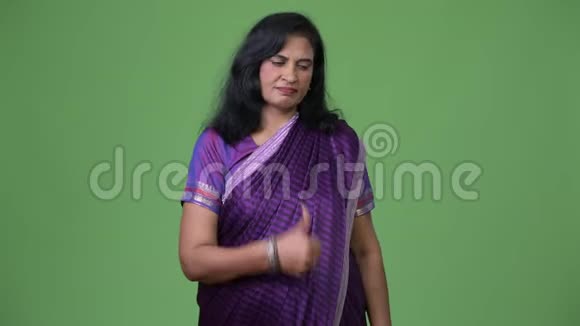 成熟美丽的印度女人在穿着萨里传统服装时竖起大拇指视频的预览图