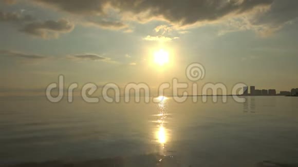 蓝色的云海黄色的日落覆盖海洋视频的预览图