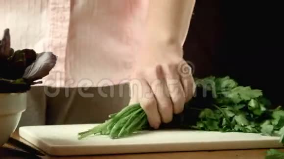 香菜的切割视频的预览图