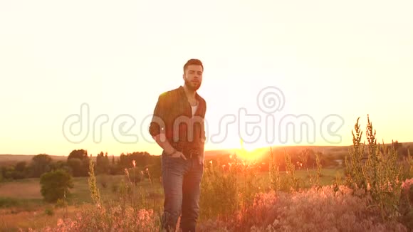 长胡子的人站在一片田野里夕阳西下慢悠悠视频的预览图