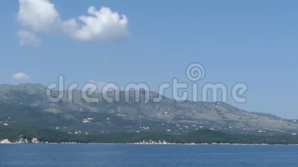 希腊科孚岛的潘托克兰山脉从海岸线俯瞰全景视频的预览图