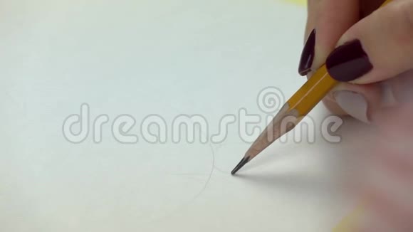 慢镜头艺术家女孩用铅笔开始画画特写视频的预览图
