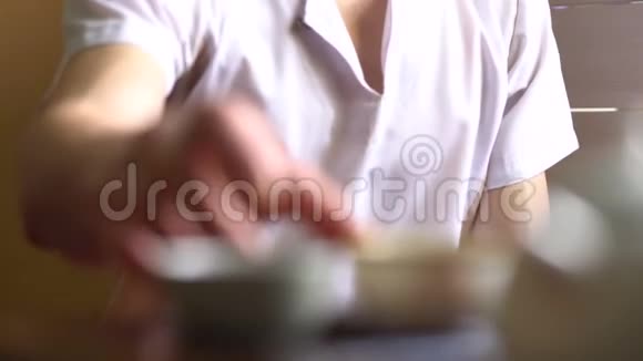 居士在中国传统茶道中享用普洱茶一套茶饮设备视频的预览图