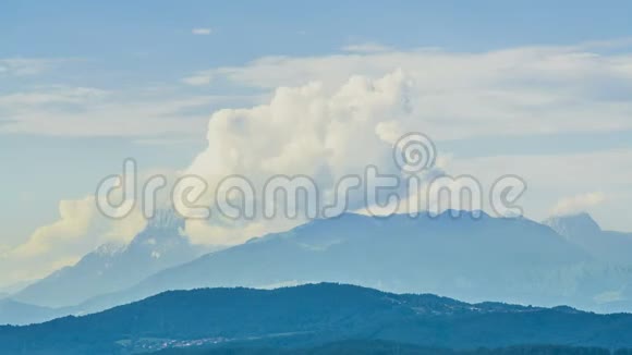 热气腾腾的活火山冒出的浓烟美丽的风景时间流逝视频的预览图