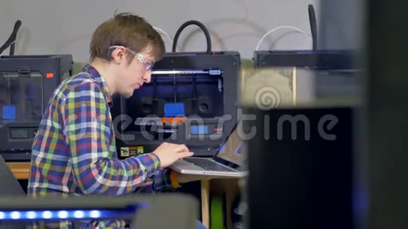 一位年轻的工程师调试了一个3D打印问题视频的预览图