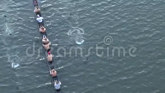 划船的船员跟着船视频的预览图