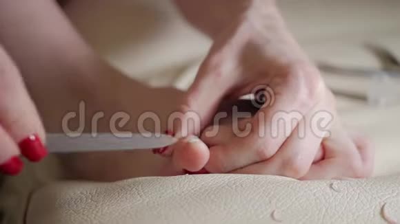 年轻女子在家修脚女孩剪脚趾甲关门视频的预览图