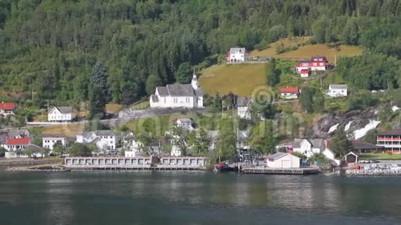 海湾和聚落上岸挪威Hellesylt视频的预览图