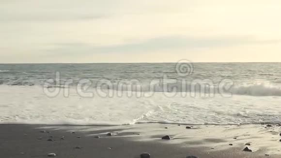秋天的一片海景海浪从海中钉在岸边视频的预览图
