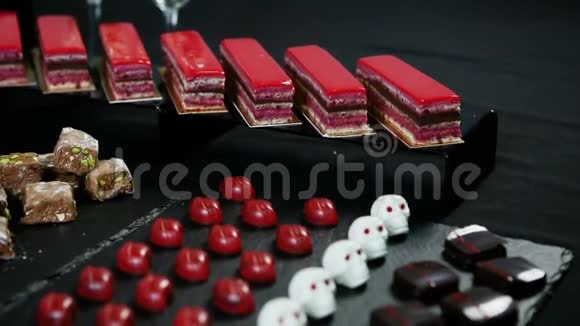 糖果桌上各种糖果的特写全景视频的预览图