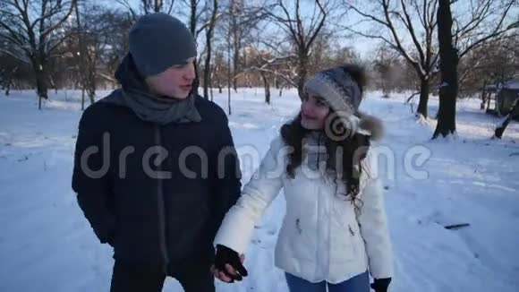 情侣冬雪林漫步青年男女牵手雪园青年女子被冒犯视频的预览图