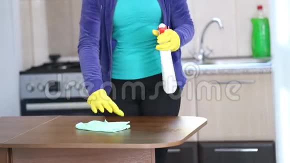 她打扫厨房视频的预览图