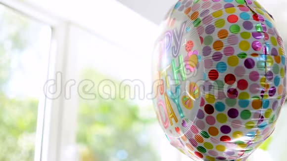 派对的特写生日快乐氦气球再次明亮的阳光背景视频的预览图