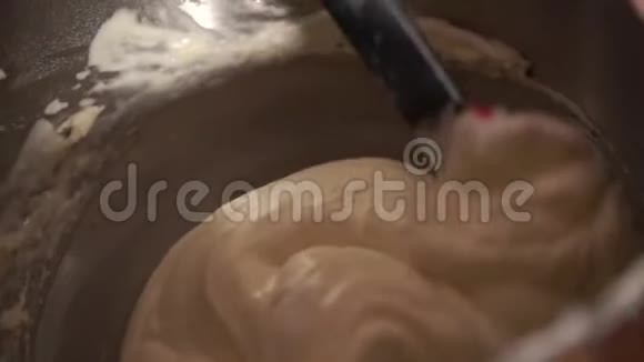 库克把鲜奶油混合在一个金属平底锅里特写镜头视频的预览图