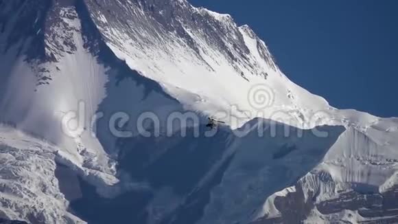 尼泊尔喜马拉雅山高地上的Deltaplan视频的预览图