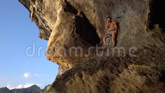 勇敢的冒险家正在泰国克拉比的尖岛石灰石洞坡上玩赤脚游戏视频的预览图