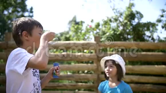 孩子们在村子里玩肥皂泡视频的预览图