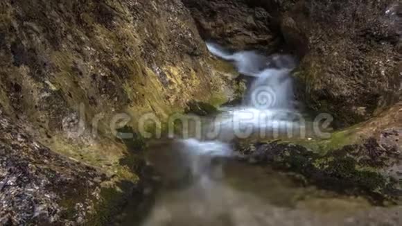 山涧瀑布视频的预览图