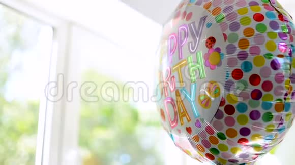 生日快乐庆祝气球与五颜六色的倒影慢慢旋转视频的预览图