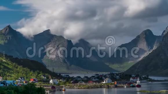 云层在挪威美丽的山峰和一个小渔村上空移动视频的预览图